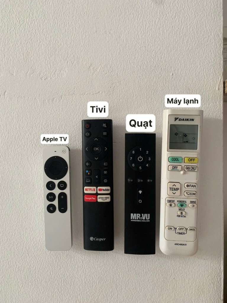 Bốn remote treo tường: Apple TV, Tivi Casper, Quạt MR.VU, Máy lạnh Daikin — mỗi remote có nhãn tên thiết bị