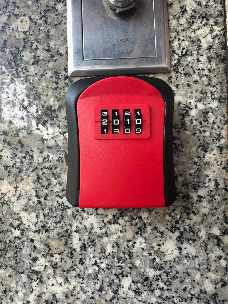 Hộp khóa cổng màu đỏ, nhập mã 2010