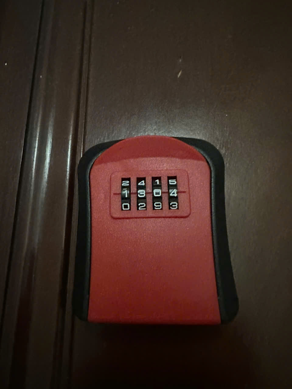 Hộp khóa phòng màu đỏ, nhập mã 1304