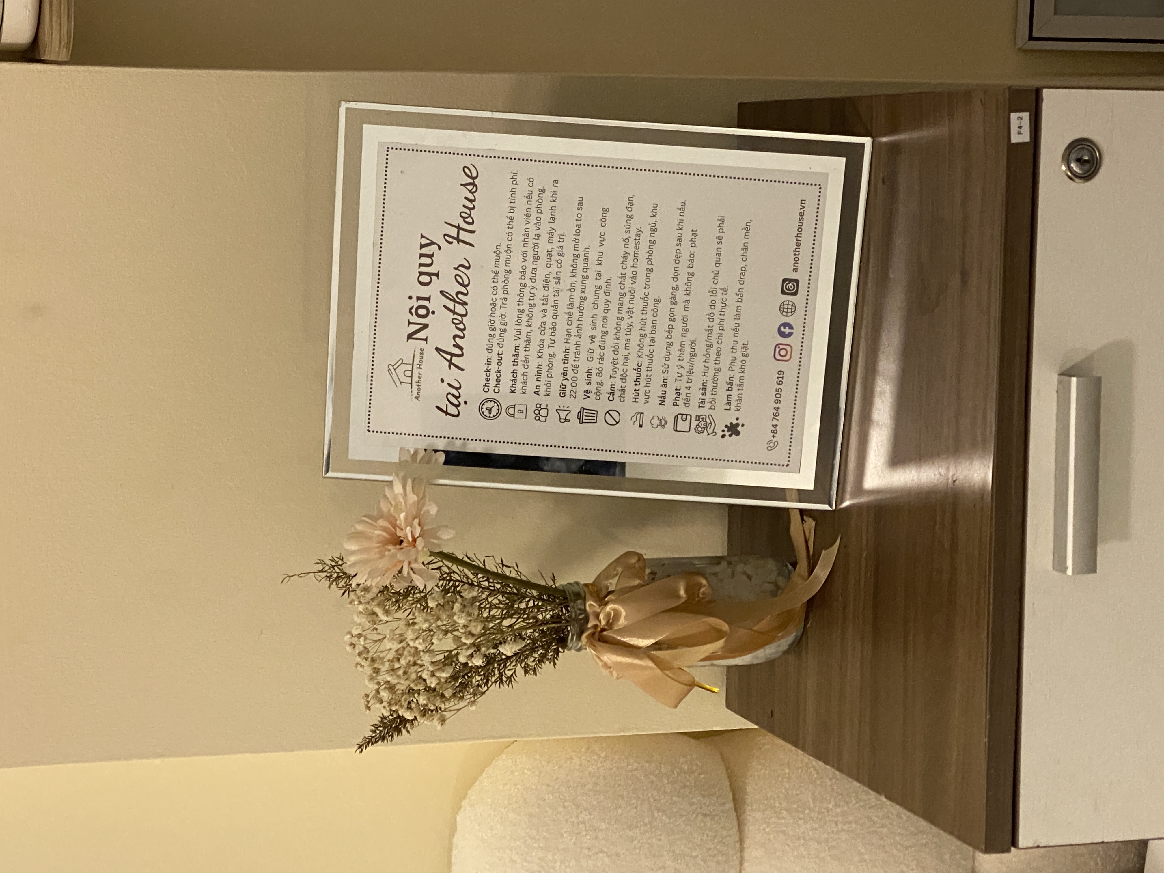 Golden Room – phòng ngủ view thành phố TP.HCM với giường King Size 2m, nội thất gỗ óc chó cao cấp