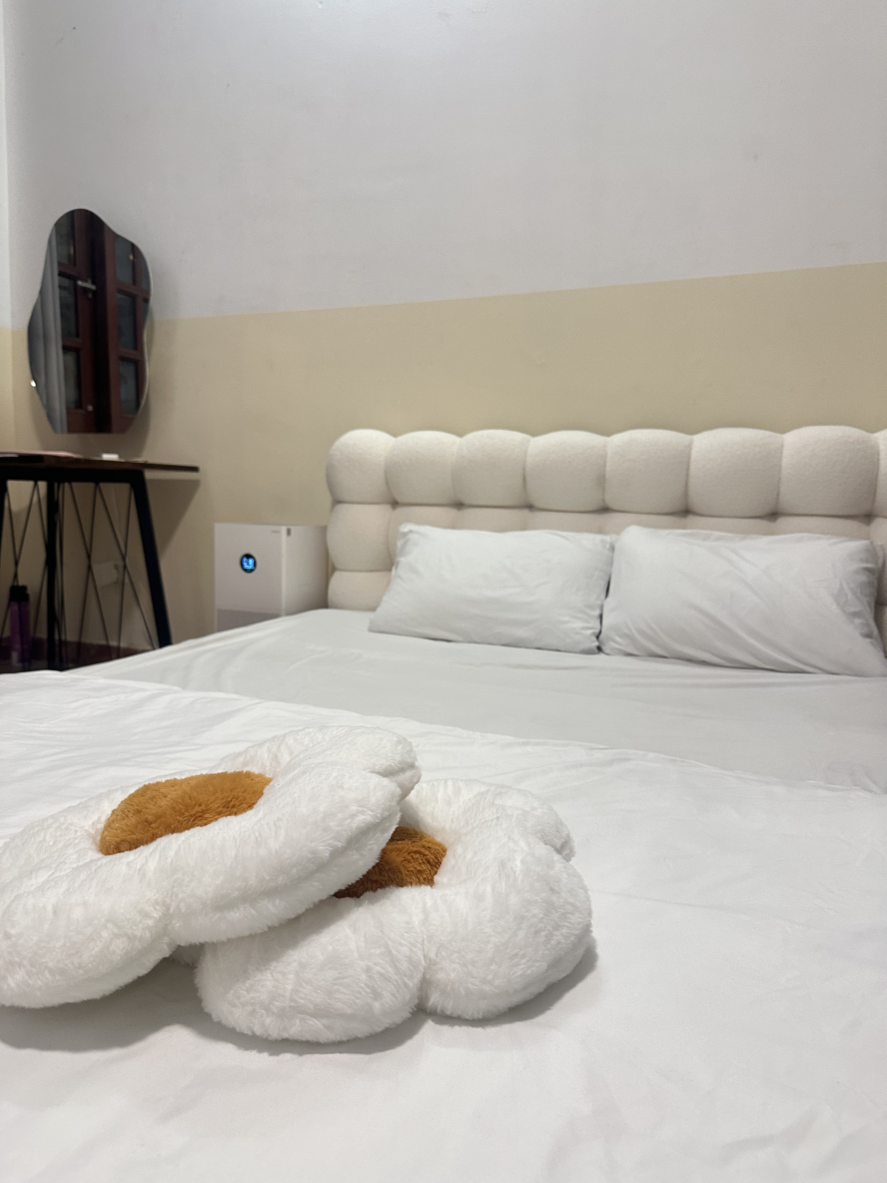 Golden Room – phòng ngủ với giường King Size, view Landmark 81 thành phố TP.HCM ban ngày