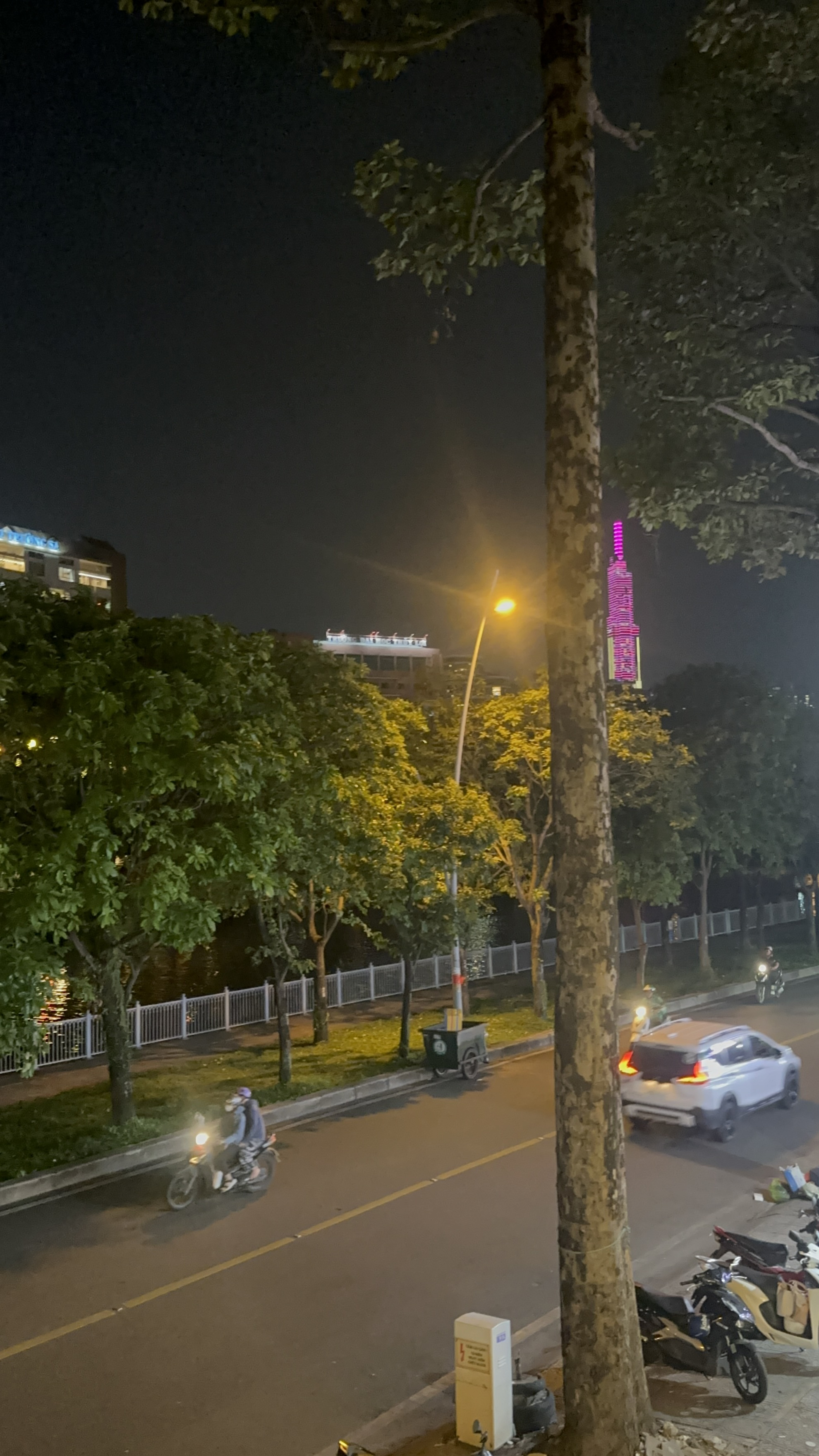 Golden Room – phòng tắm cao cấp với vòi sen đứng và tiện nghi hiện đại