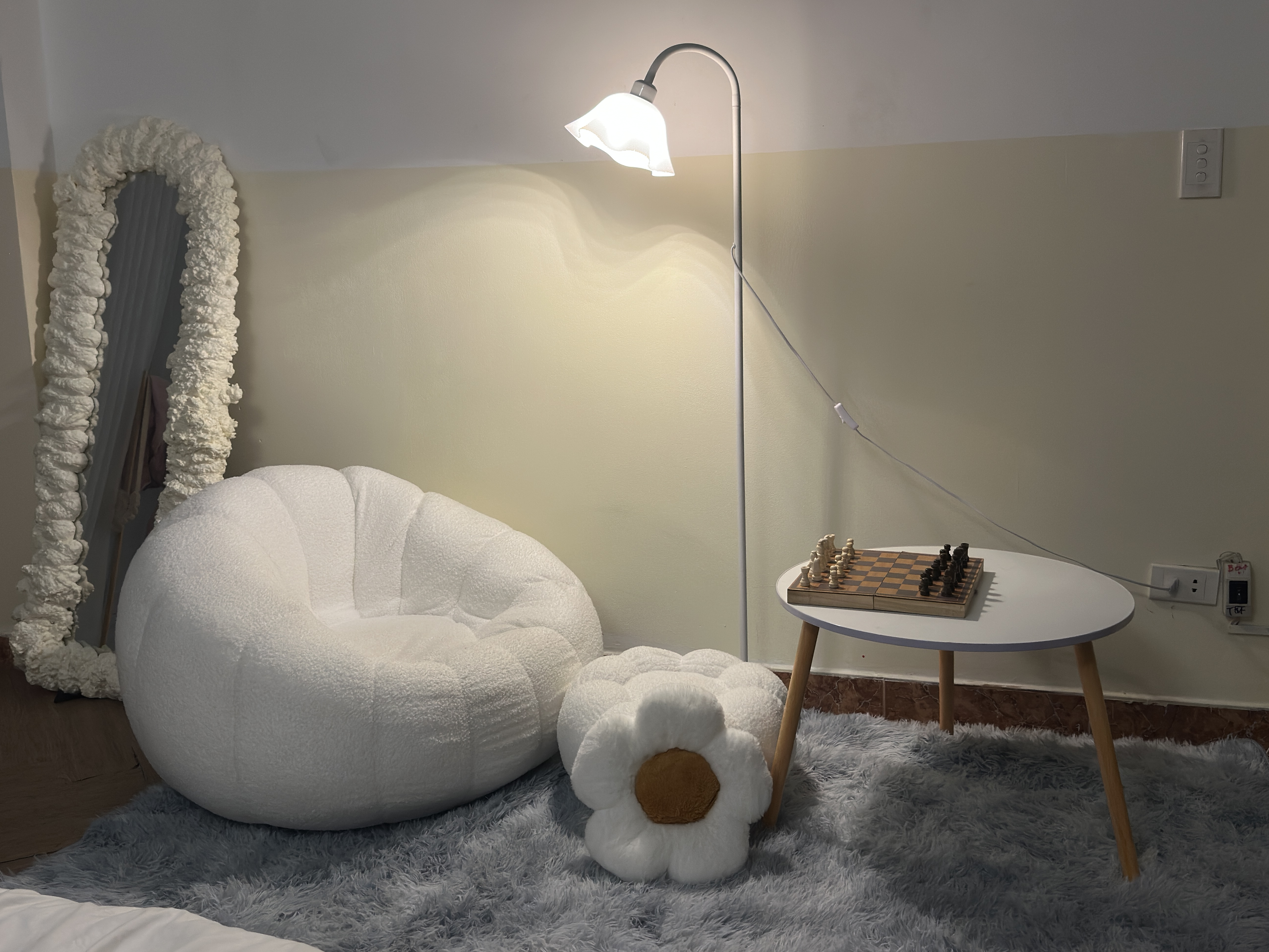 Golden Room – nội thất gỗ óc chó cao cấp, đèn trang trí Ý trong phòng ngủ